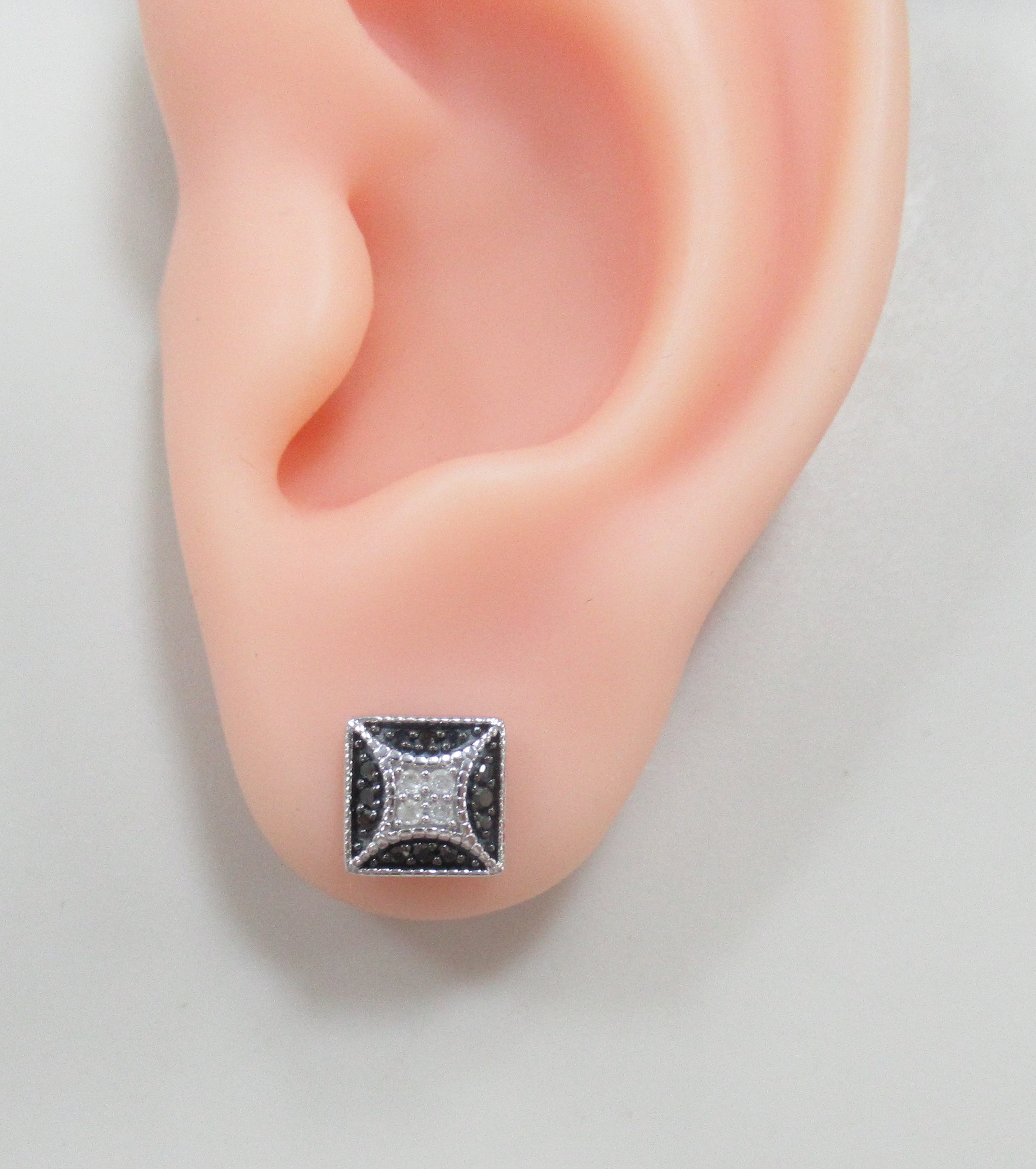 Серебряные серьги-пусеты с бриллиантами